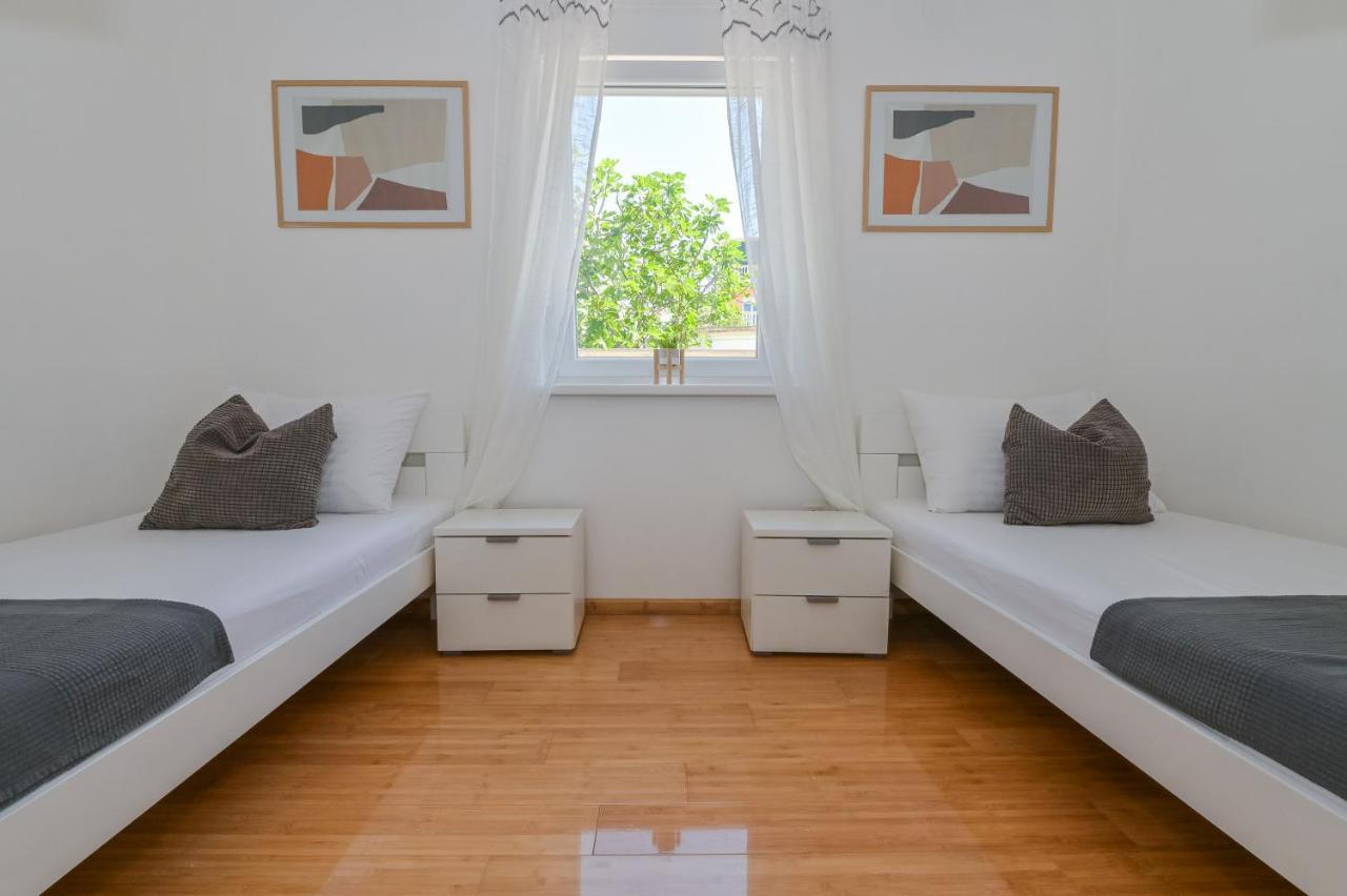 Apartment Funtastic With Private Pool Novalja Kültér fotó